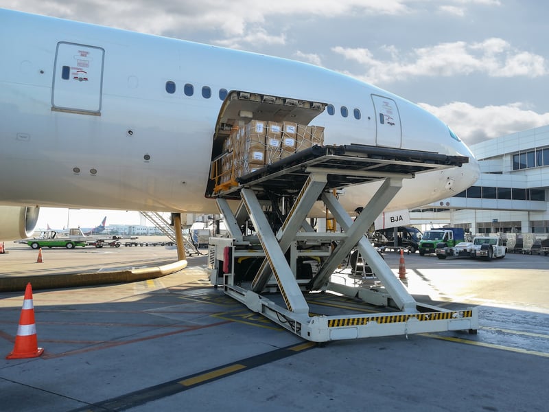 Loading cargo onto plane