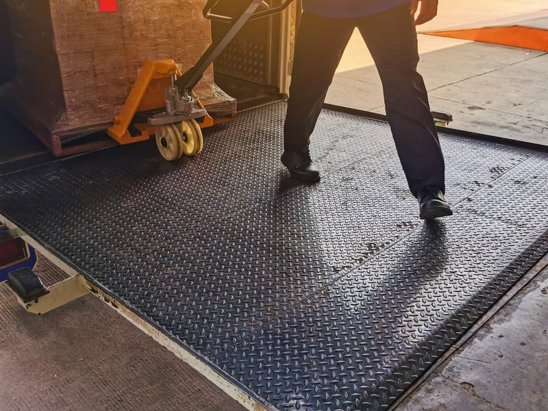 Moving packages on a pallet trolly