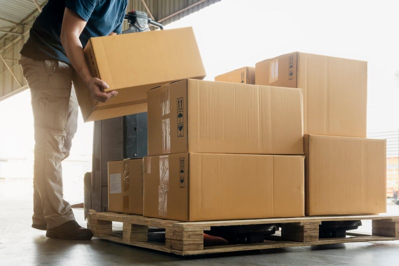 Loading packages onto pallet